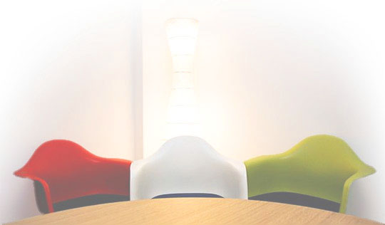 kleurrijke stoelen rond ronde tafel bij Manivel